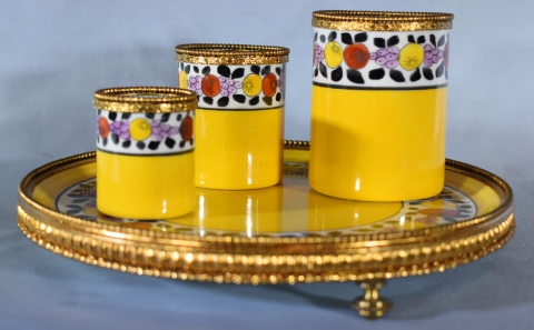 BANDEJA CIRCULAR Y TRES VASOS, de porcelana de Limoges con esmalte amarillo. 4 Piezas.
