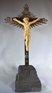 CRUCIFIJO, Cristo de marfil finamente tallado. Cruz de madera con potenzas y ráfagas de plata cincelada. Con base. Alto
