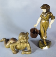 AGUATERA y NIÑA RECOSTADA, dos figuras de bronce dorado.