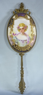 ESPEJO DE MANO, de bronce y porcelana pintada con figura de mujer. Largo: 24 cm.
