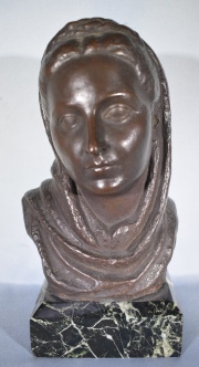 Busto de Mujer firmado Buigues, base de mármol. Alto: 19 cm