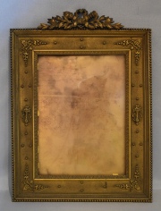 Portarretrato de bronce. Mide: 22 x 18 cm.