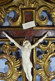 CRUCIFIJO, Cristo de marfil tallado, fisuras y restauros, faltante en el pie. Gran cruz de madera tallada. Alto 58 cm.