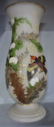 Vaso vidrio opalinado, decoracin de ave. Alto: 47,5 cm.
