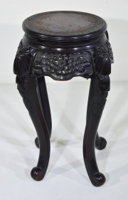 PEDESTAL ORIENTAL, de madera laqueada negro y tallada con motivos vegetales. Alto: 59 cm.