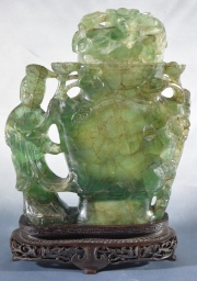 Talla de raíz de esmeralda, peq. deterioros. Alto: 22 cm. Alto con base: 26,5 cm. China, circa 1900.
