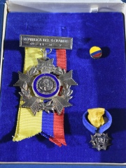 ESTRELLA DEL ORDEN DE ABDON CALDERON, Condecoración, medallita y pin. 3 Piezas -D-