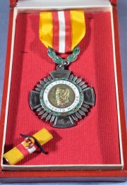 CRUZ PERUANA AL MERITO MILITAR, condecoración Coronel Francisco Bolognesi. Con distintivo; en estuche