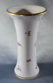 Vaso porcelana de Meissen, decoración de flores.