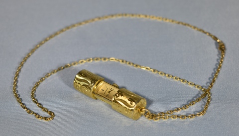 RELOJ PENDIENTE, de bronce dorado y cincelado. Con cadena. Marca Cartier, réplica. Alto: 4,7 cm.