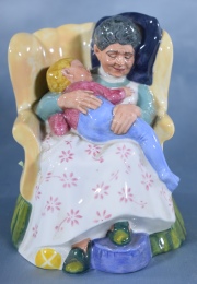 Abuela con niña en sillon, Sweet Dreams, Loza inglesa Royal Doulton. 13 cm.