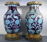 Par de vasos chinos con esmalte turquesa. Montura de bronce. Restauros. Alto 48 cm. Ex. Colección Lamarca Guerrico.