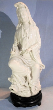 FIGURA CON CORONA, de cerámica blanc de chine. Al dorso inscripción San Agustín. Alto: 31 cm.