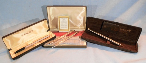 CUATRO PIEZAS: LAPICERA MONT BLANC, pluma de oro 585; CROSS: bolígrafo y lápiz bañados en oro; y LAPICERA PARKER. En sus