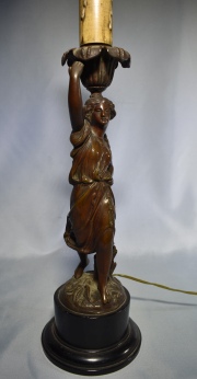 DAMA, lámpara con escultura en petit bronce con base de madera. Alto total: 50 cm.