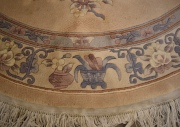 ALFOMBRA CHINA CIRCULAR, de fondo beige con dec. símbolos y motivos orientales. Manchas. Diám: 190 cm.