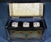 Tres Perfumeros estilo boulle, con estuche, desperfectos. Frente: 18 cm.