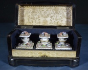 Tres Perfumeros estilo boulle, con estuche, desperfectos. Frente: 18 cm.