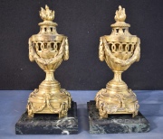 Par de Torcheres - Candeleros de bronce, base de mármol. Alto 26 cm.