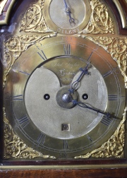 Reloj de mesa John Taylor, London. Caja de caoba y bronce. Deterioros, faltantes. Alto 51 cm.