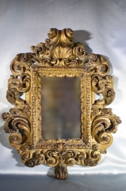 Espejo de pared rococó, madera tallada y dorada. Restauros. Alto: 73 cm. Frente: 57 cm.