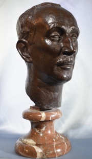 José Fioravanti, Alejandro Bustillo, Escultura de bronce. Alto total: 51 cm.