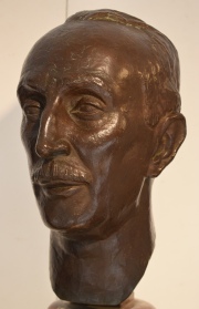 José Fioravanti, Alejandro Bustillo, Escultura de bronce. Alto total: 51 cm.