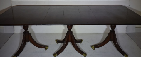 Mesa estilo sheraton, triple pedestal, 2 tablas de alargue.