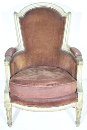 Bergere Luis XVI, laqueado tapizado en pana marrón con almohadon.