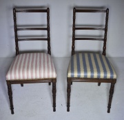 Dos sillas estilo inglés, tapizado a bastón.