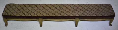 ESCABEL ESTILO LUIS XV, tapizada en petit point. Alto: 17 cm. Frente: 116 cm.