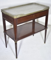 Mesa estilo Luis XVI, 1 cajón, tapa de mármol, galeria de bronce. Alto: 73 cm. Frente: 72 cm. Prof.: 40 cm