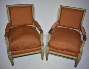 Par de sillones Luis XVI laqueados, tapizados brick con almohadones. con pequeñas manchas.