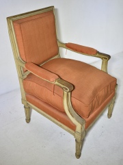 Par de sillones Luis XVI laqueados, tapizados brick con almohadones. con pequeñas manchas.