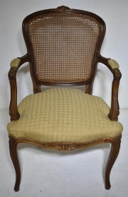 Sillon estilo Luis XV, esterillado. averiado