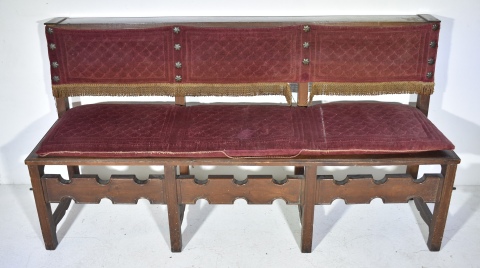Banco Frailero de 3 cuerpo, asiento, tapizado pana.Alto: 88 cm. Frente: 128 cm.