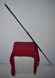 Lanza africana Kenia con tejido Escoces rojo. Largo: 168 cm.