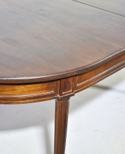 Juego de Comedor estilo Luis XVI, laqueados mesa con 2 tabla con deterioros , 4 sillas y 2 sillones , tapizado cuero. 7