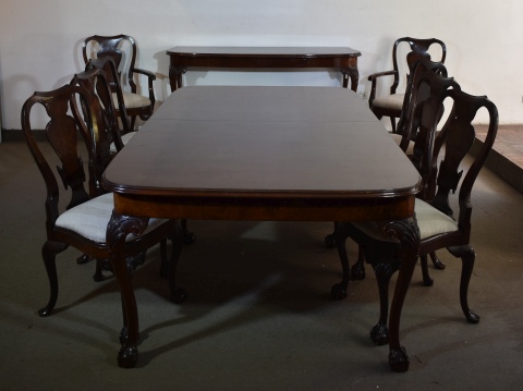 Juego de Comedor inglés est. chippendale: mesa, 10 sillas, 2 sillones, consola. Total 14 piezas.