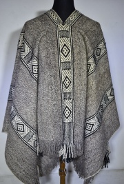 PONCHO ARAUCANO, de lana con cinco listas con motivos geométricos, encierran calles en marrón y beige.