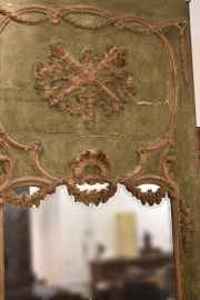 Espejo alto Rococo, madera laqueada con conchilla. Alto: 252 cm. Ancho: 118 cm.