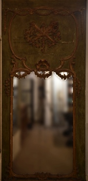 Espejo alto Rococo, madera laqueada con conchilla. Alto: 252 cm. Ancho: 118 cm.