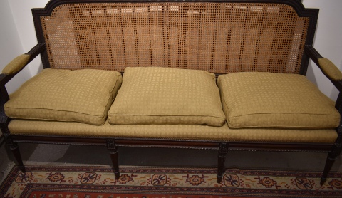 Sofa de tres cuerpos estilo Luis XVI, esterillado con tres almohadones.Frente: 190 cm.