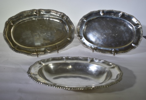 Tres fuentes ovales de plata Mejicana 925 con monograma A. B. (Una honda y dos planas). Peso: 1,715 kg.