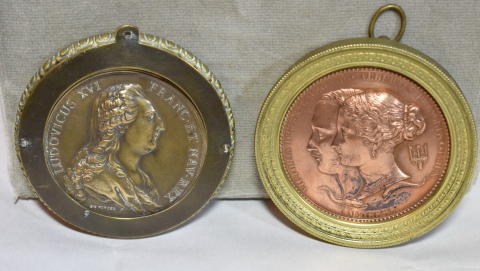 Dos Medallones ciculares. María Antonieta de Austria y Alberto (DuVivier 1781), marco bronce.
