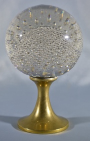 BOCHA DE INICIO DE ESCALERA, de vidrio de forma globular. Pie de bronce. Alto total: 20 cm.