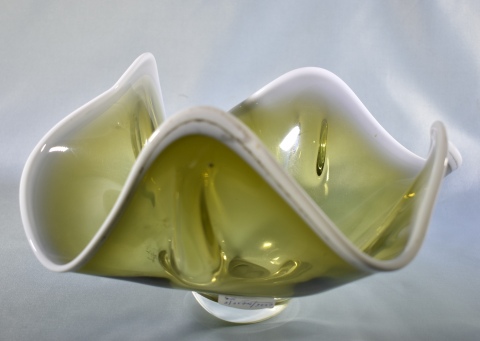CENTRO DE MURANO, de vidrio color caramelo con borde blanco. Alto: 16 cm. Frente: 32 cm. de vidrio italiano de Murano, b