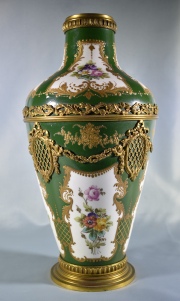 Vaso de Sevres, esmalte verde, decoración dorado. Alto: 36 cm.
