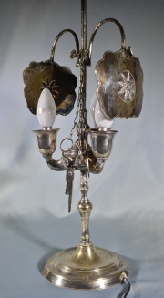 LAMPARA DE ACEITE, de metal plateado. Electrificada para tres luces. Alto: 65 cm.