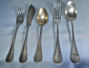 47 Piezas cubiertos con monograma: 8 cucharas mesa, 18 tenedores, 5 cucharas postre, 5 tenedores, 5 tenedores pescado, 6